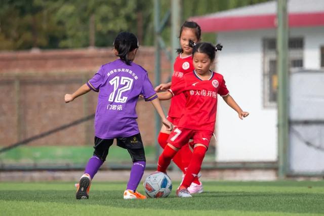 重庆女子公开赛许赢领先1杆冲击卫冕 彭严萱T2